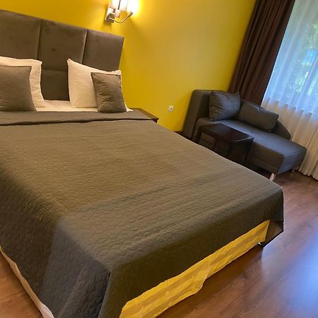 Park Hotel Fairy Chiflik Bagian luar foto