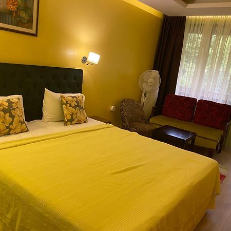 Park Hotel Fairy Chiflik Bagian luar foto