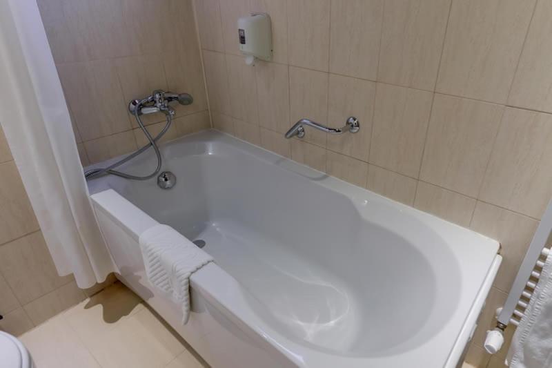 Park Hotel Fairy Chiflik Bagian luar foto