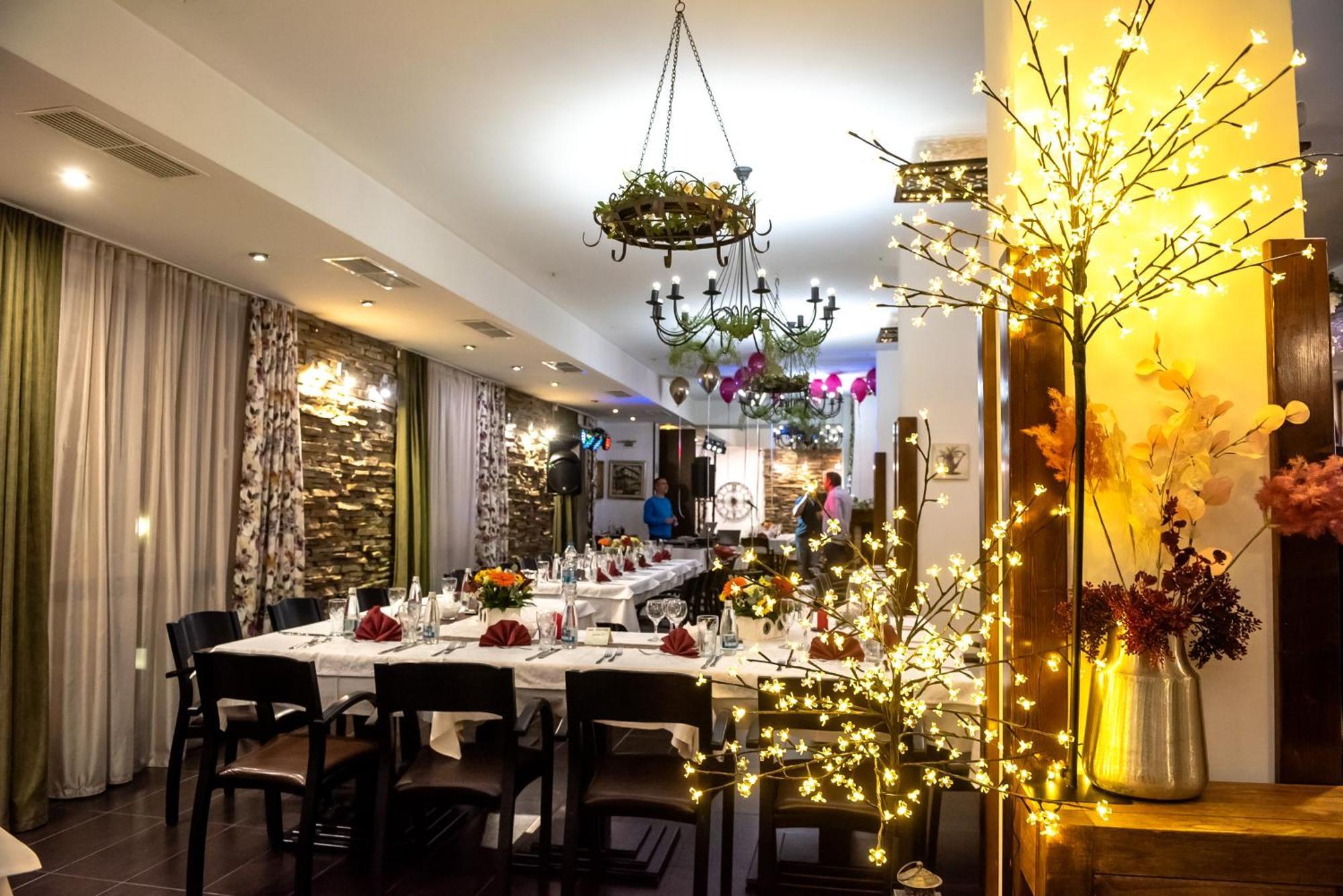 Park Hotel Fairy Chiflik Bagian luar foto