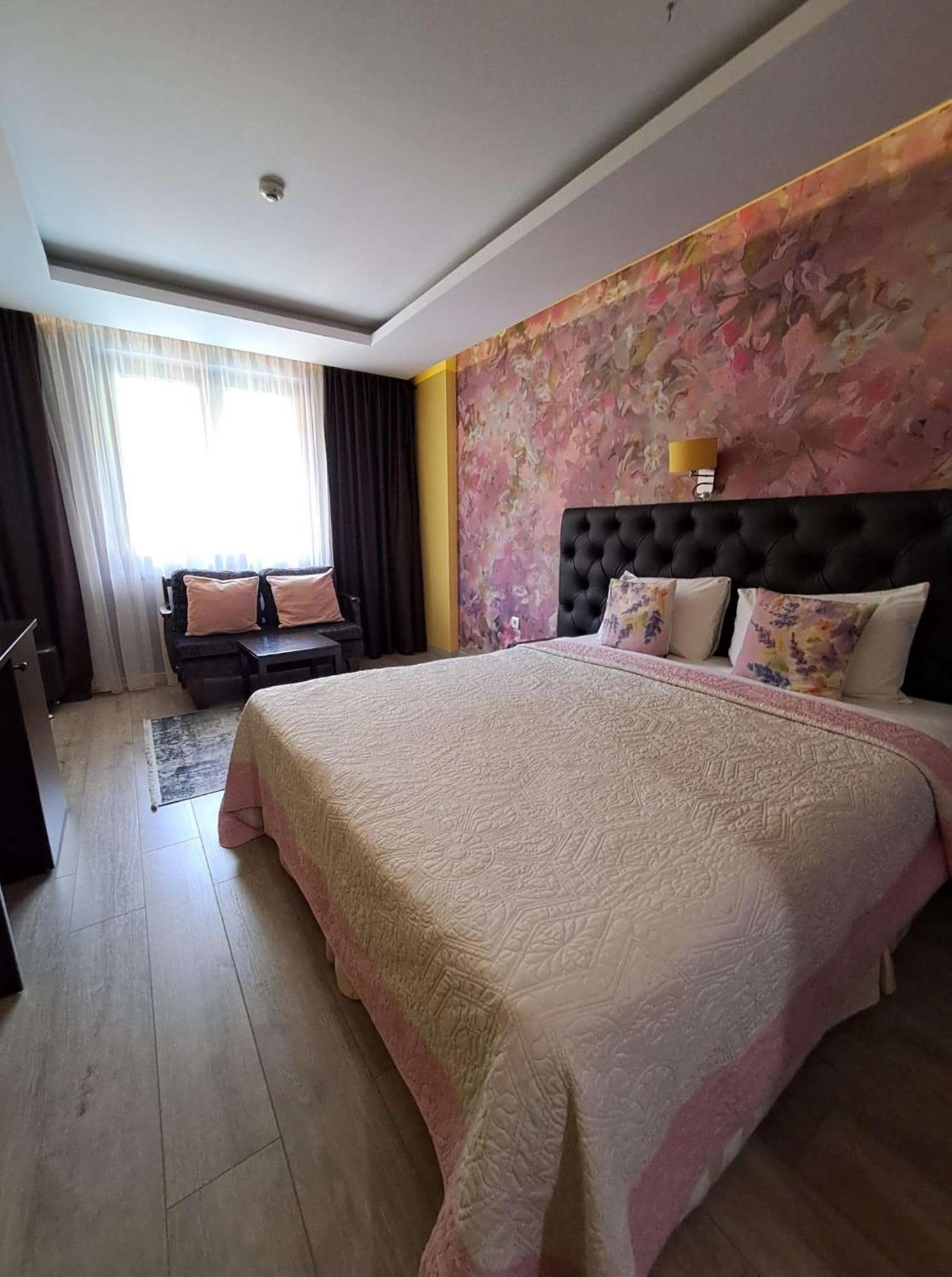Park Hotel Fairy Chiflik Bagian luar foto