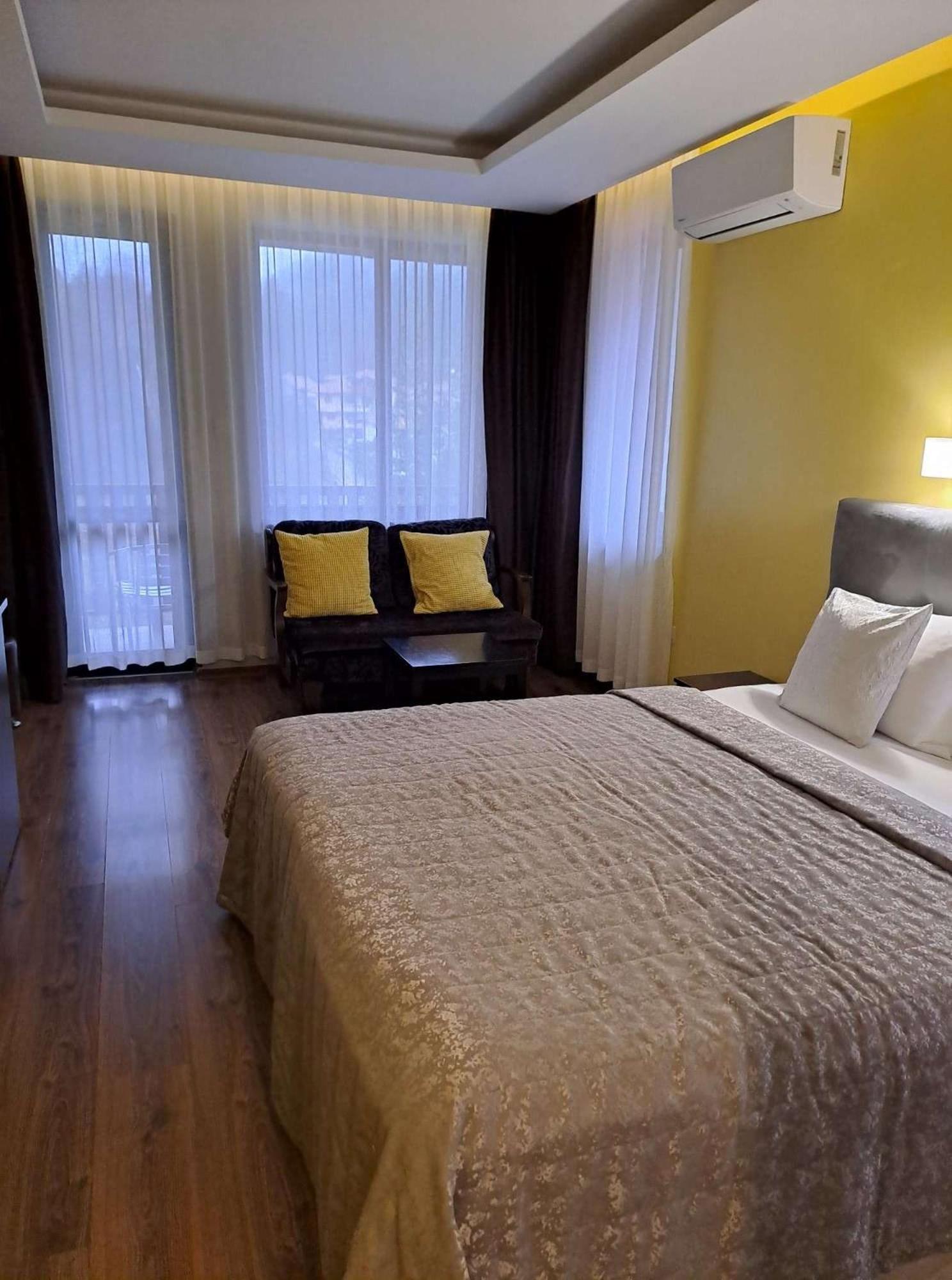 Park Hotel Fairy Chiflik Bagian luar foto