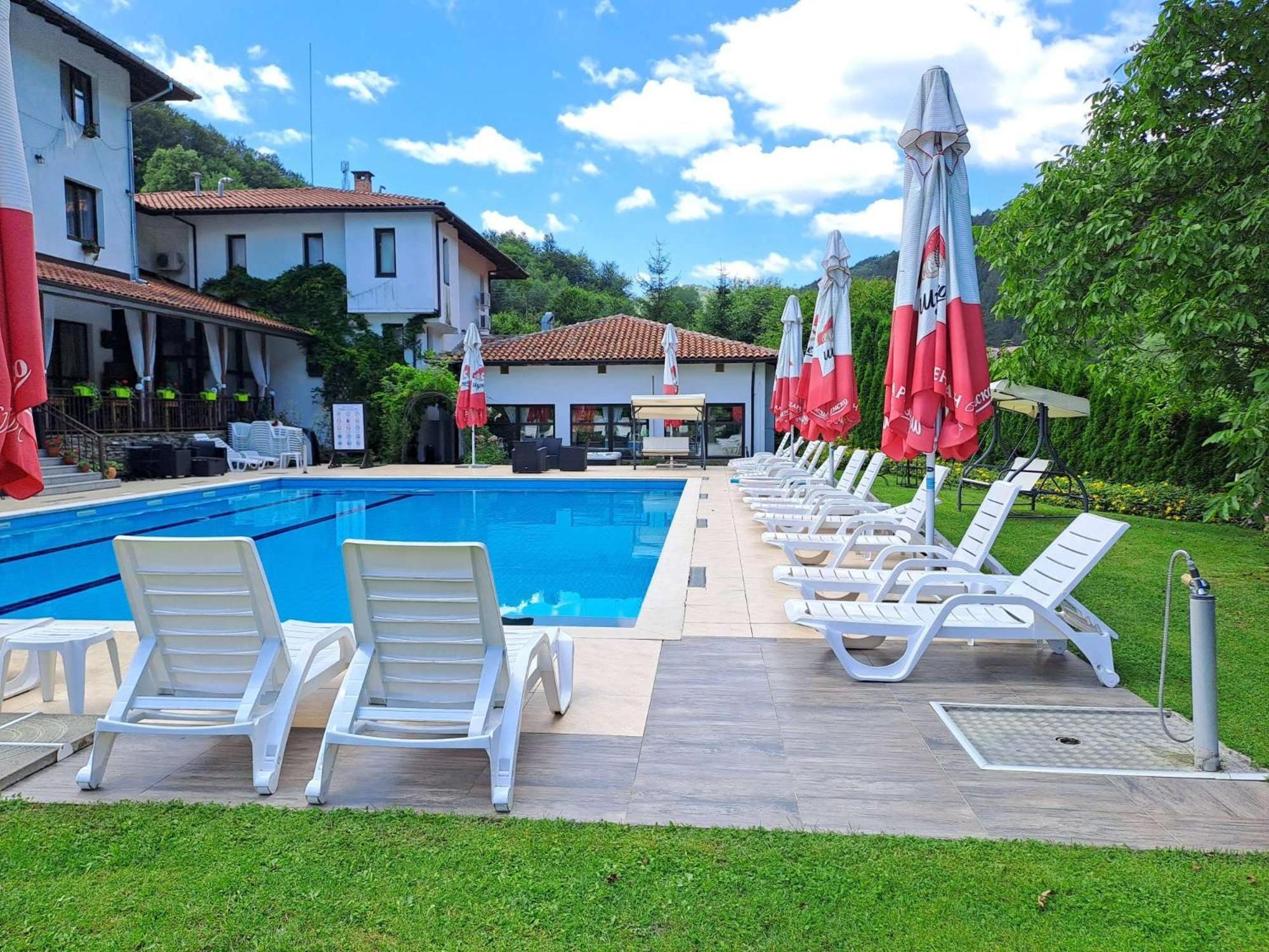 Park Hotel Fairy Chiflik Bagian luar foto