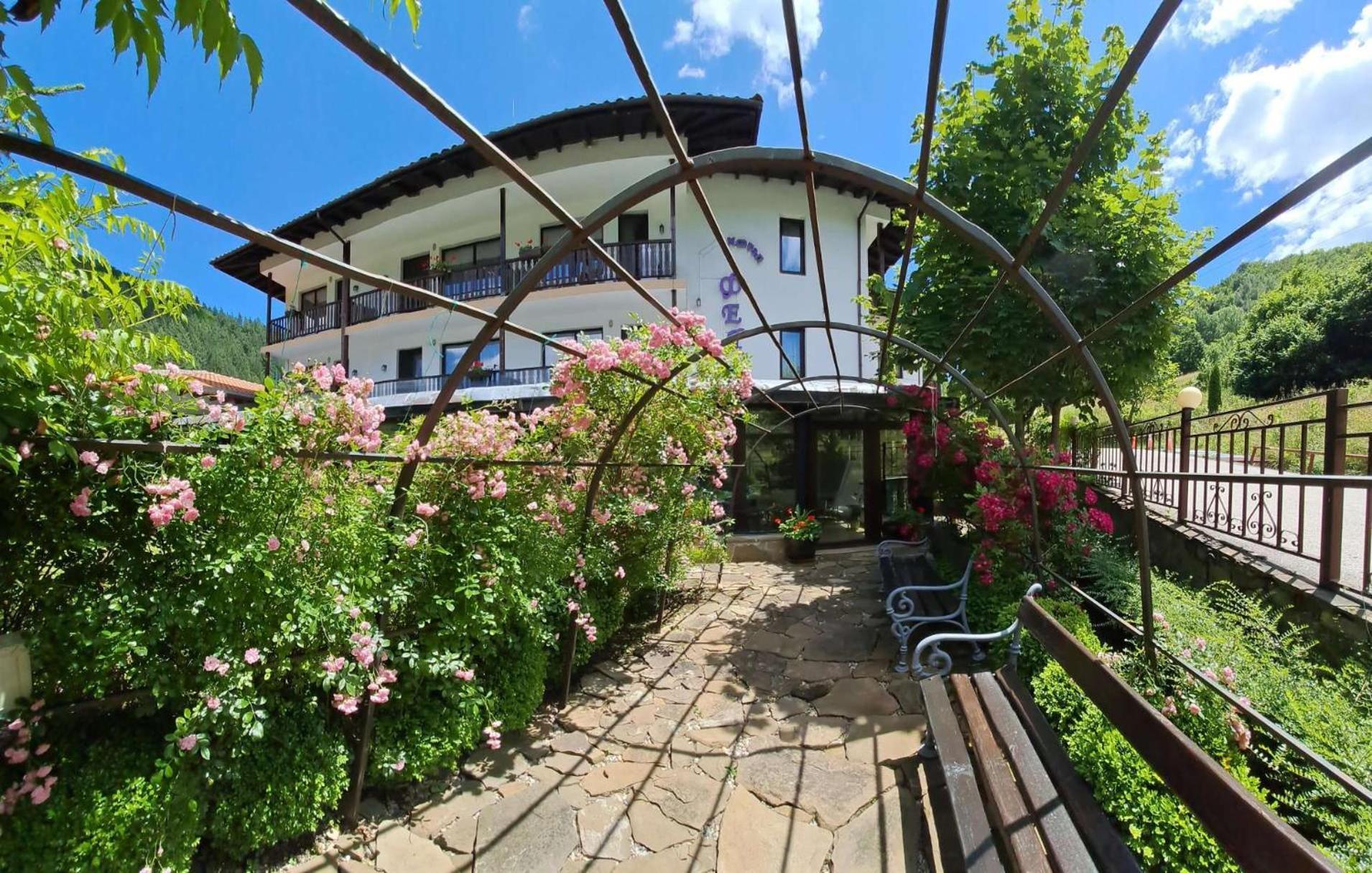 Park Hotel Fairy Chiflik Bagian luar foto