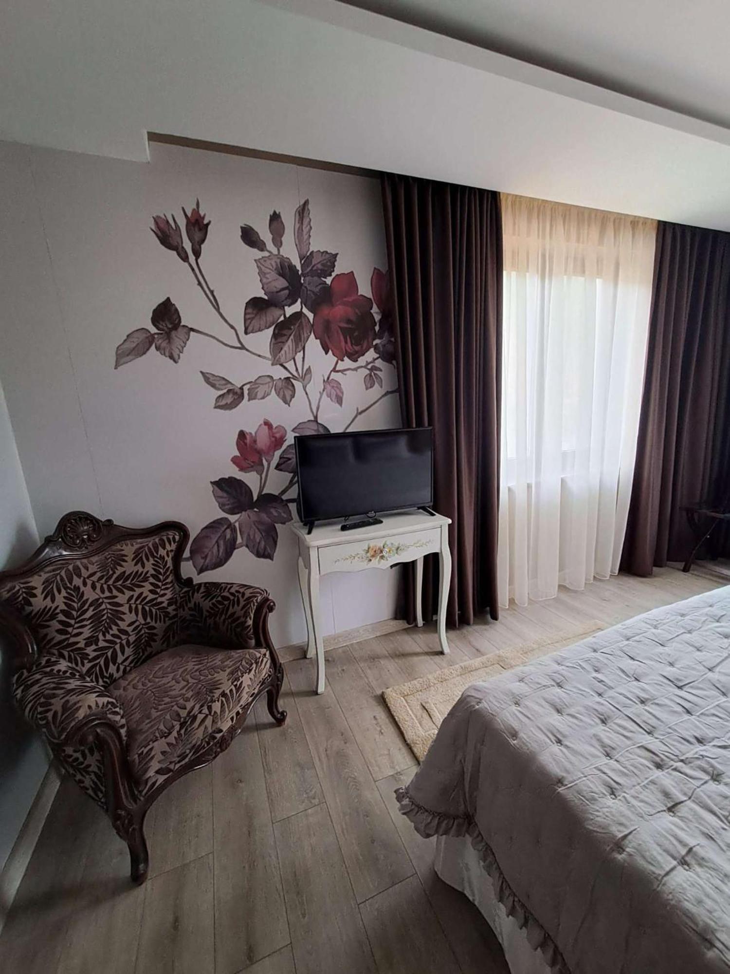 Park Hotel Fairy Chiflik Bagian luar foto