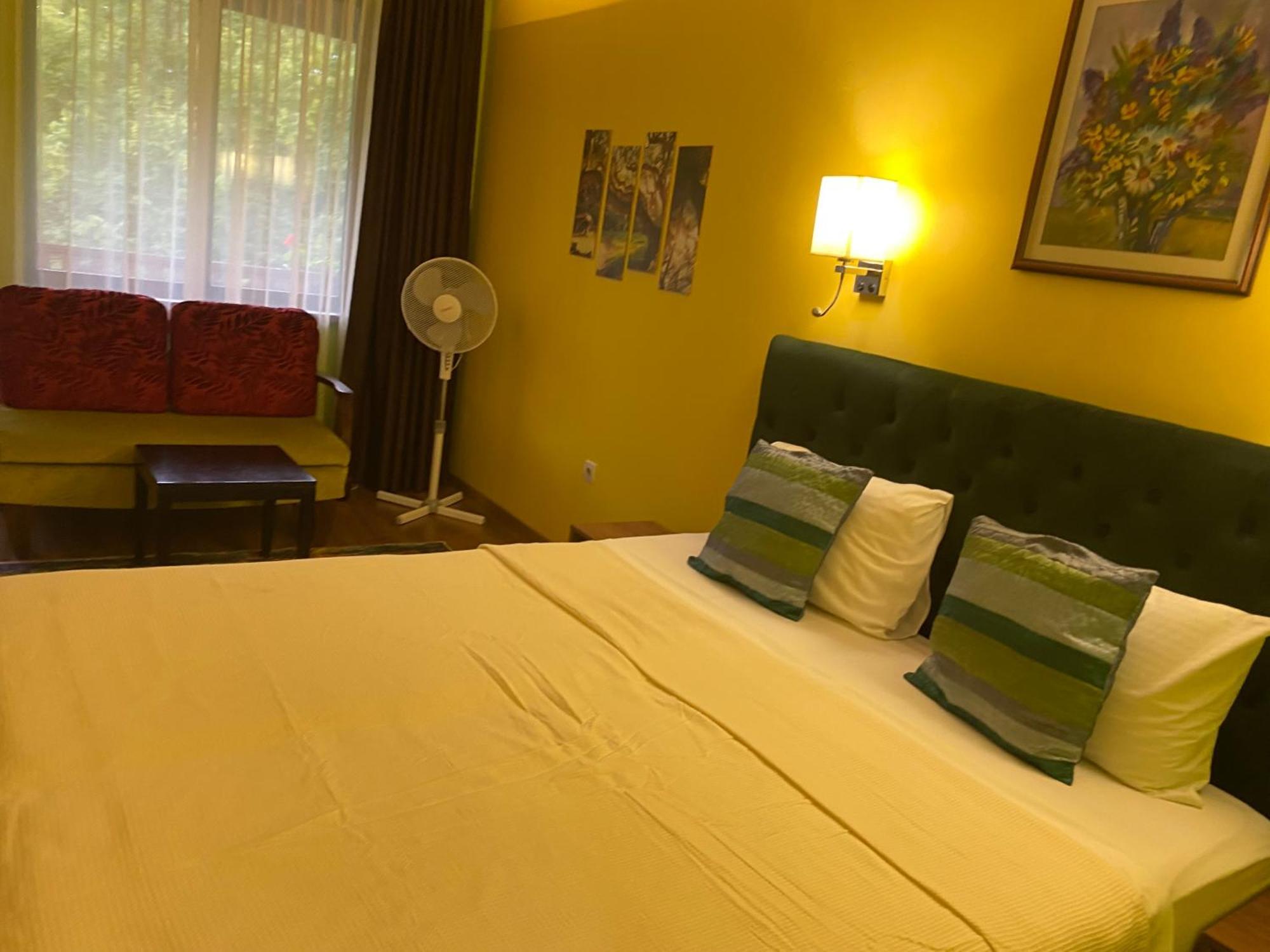 Park Hotel Fairy Chiflik Bagian luar foto