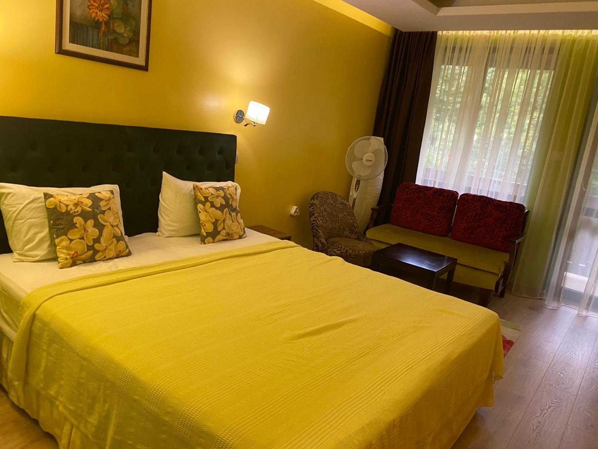 Park Hotel Fairy Chiflik Bagian luar foto
