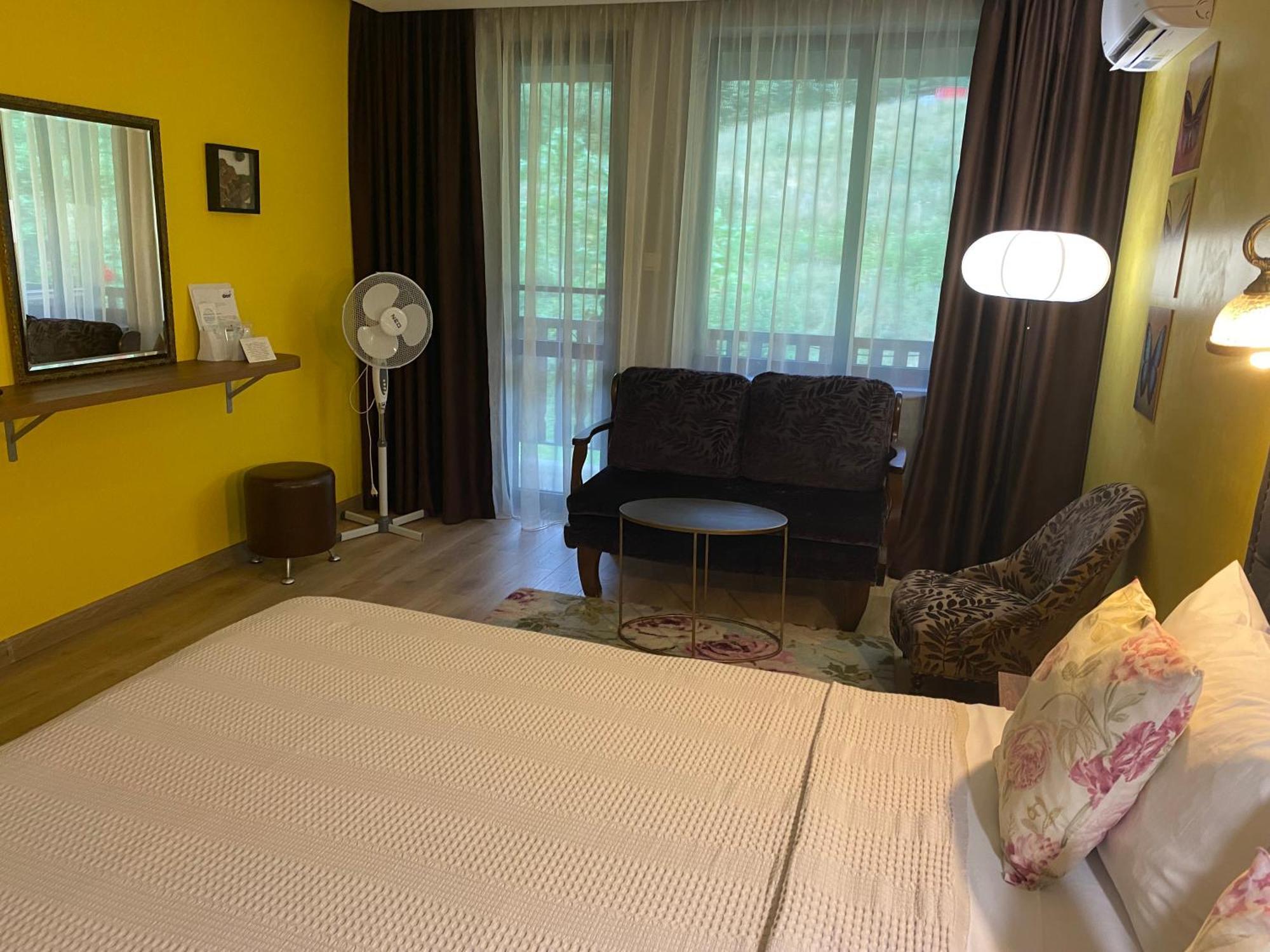 Park Hotel Fairy Chiflik Bagian luar foto