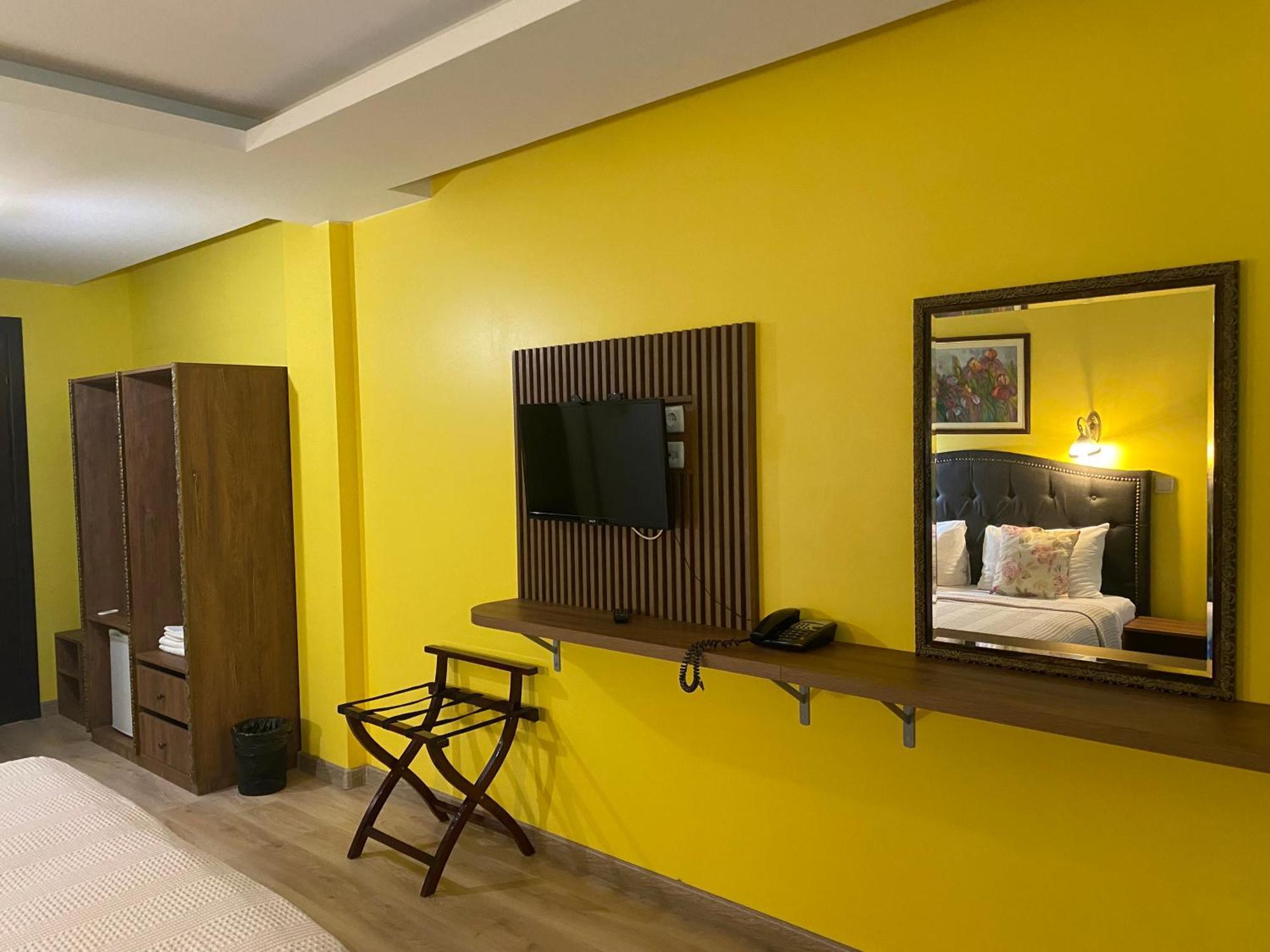 Park Hotel Fairy Chiflik Bagian luar foto