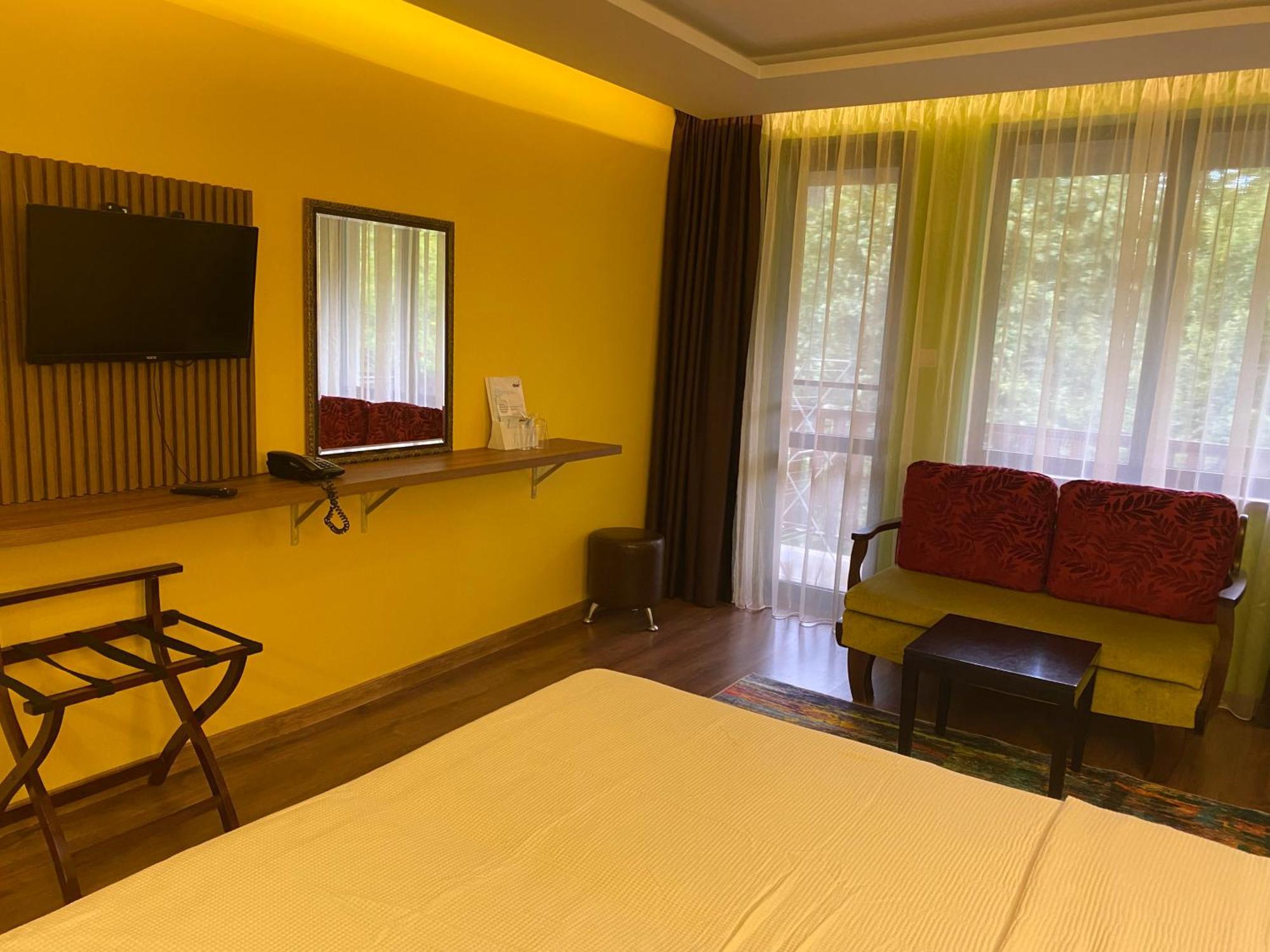 Park Hotel Fairy Chiflik Bagian luar foto